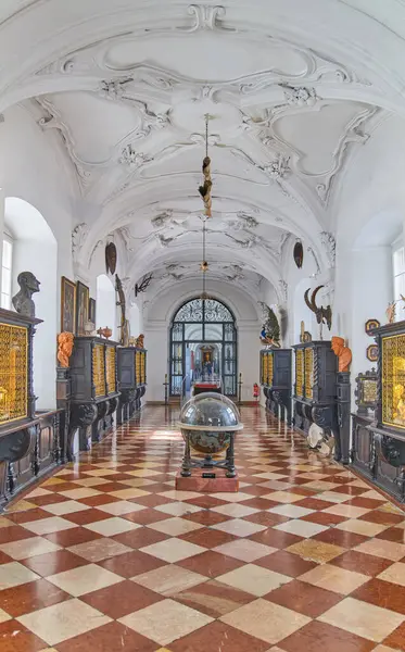 2022年10月5日 奥地利萨尔茨堡 多姆夸尔建筑群中圣彼得博物馆的绘画和装饰 图库图片