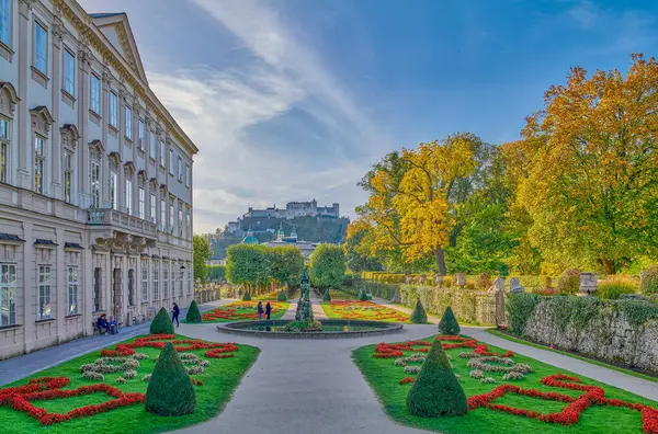 2022年10月6日 奥地利萨尔茨堡 米拉威尔宫花园 以老城和霍亨斯堡要塞为背景 免版税图库照片