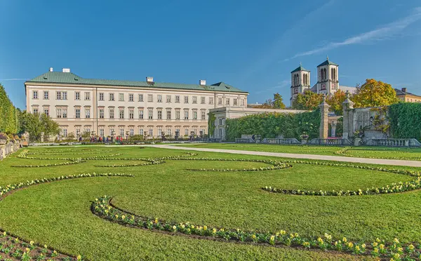 2022年10月6日 奥地利萨尔茨堡 以圣安德鲁钟楼为背景的米拉贝尔宫和花园 图库图片