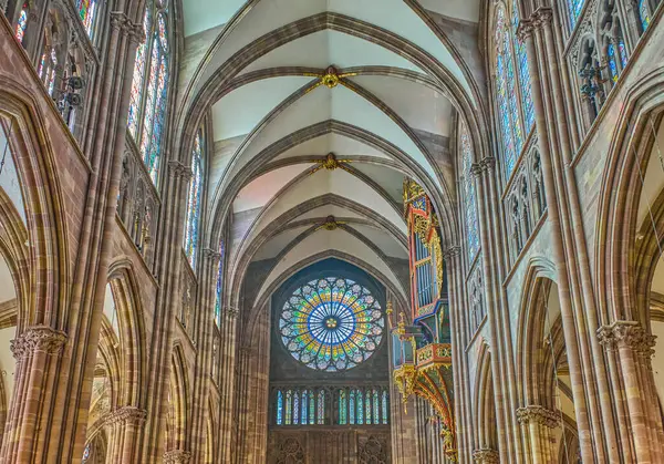 2022年9月22日 法国斯特拉斯堡 圣母大教堂的中殿 图库图片