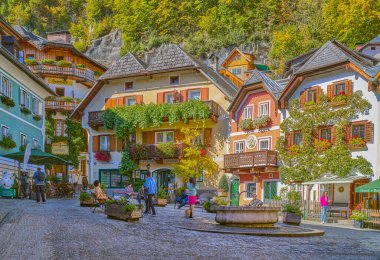 Hallstatt, Avusturya - 7 Ekim 2022: Köyün pazar meydanında turistler
