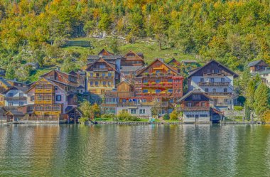 Hallstatt, Avusturya, köy manzarası. Geleneksel evler ve Hallstatt Gölü 'ndeki ahşap kayıkhaneler.