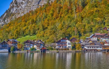 Hallstatt, Avusturya, köy manzarası. Geleneksel evler ve Hallstatt Gölü 'ndeki ahşap kayıkhaneler.