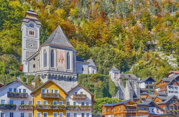 奥地利哈尔斯塔特 哈尔斯塔特湖畔以天主教教堂为主的村庄景观 免版税图库照片