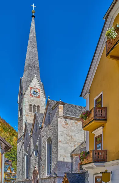 奥地利哈尔斯塔特 村里福音派教会的景观 图库图片