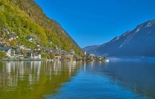 奥地利哈尔斯塔特 哈尔斯塔特湖畔的村庄景观 免版税图库图片
