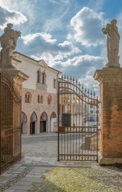 Monselice, İtalya, Palazzo della Loggia San Paolo müzesinin giriş kapısından görüldü.