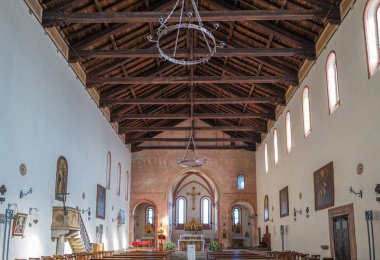 Monselice, İtalya - 3 Mart 2023: Santa Giustina antik kilise nave