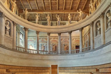 Sabbioneta, İtalya - 11 Mart 2023: Olimpiyat Tiyatrosu olarak da bilinen All 'Antica Tiyatrosu' nun antik Yunan tarzı tezgahları