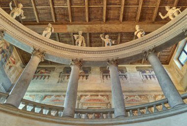 Sabbioneta, İtalya - 11 Mart 2023: Olimpiyat Tiyatrosu olarak da bilinen All 'Antica Tiyatrosu' nun antik Yunan tarzı tezgahları