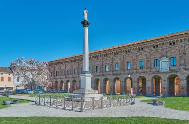Sabbioneta, İtalya, Minerva 'nın mermer anıtı ve arka planda Galleria degli Antichi (Kadimler Galerisi) ile Piazza D' Armi
