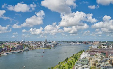 Amsterdam, Hollanda, IJ nehri üzerindeki şehrin panoramik manzarası