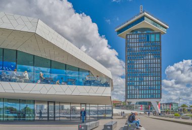 Amsterdam, Hollanda - 9 Ağustos 2023: Arka planda Adam binası olan Göz Filmi Müzesi binasının yan görüntüsü