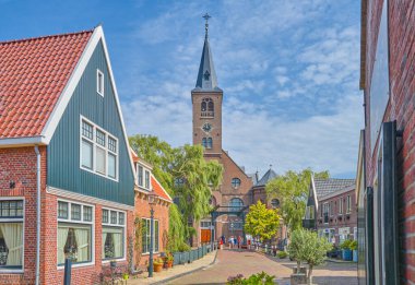 Volendam, Hollanda, - 11 Ağustos 2023: Eski köydeki St. Vicenzium kilisesi ve çan kulesi