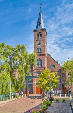 Volendam, Hollanda, - 11 Ağustos 2023: St. Vicenzium Kilisesi ve çan kulesi