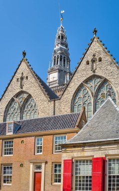 Amsterdam, Hollanda, Eski Kilise ve çan kulesinin yan görüntüsü