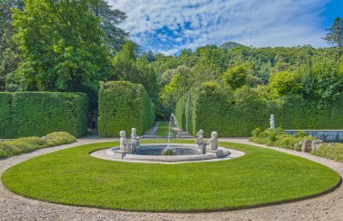 Valsansibio, İtalya - 25 Haziran 2023: Villa Barbarigo 'nun anıtsal kompleksinin parkındaki heykel ve çeşme