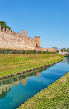 Cittadella, İtalya, hendekli ve Treviso kapılı şehir duvarları manzarası