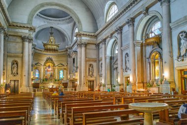 Cittadella, İtalya - 6 Nisan 2023 Katedral sahanlığının heykelleri ve dekorasyonları