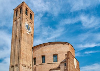 Doğu, İtalya, Kubbeler ve Santa Tecla Manastır Katedrali 'nin çan kulesi