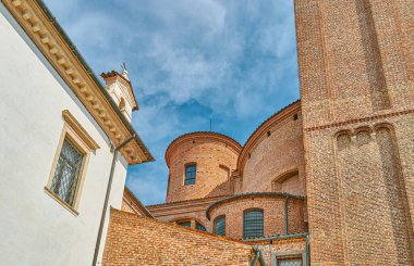 Doğu, İtalya, Kubbeler ve Santa Tecla Manastır Katedrali 'nin çan kulesi