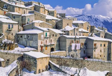 İtalya, Gran Sasso Ulusal Parkı, Calascio, karla kaplı kasabanın daha nemli manzarası