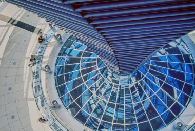 Berlin, Almanya - 8 Ağustos 2014: Reichstag Kubbesi 'nin girişi tepeden görüldü