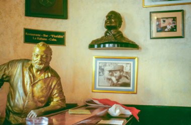 Havana, Küba - 5 Aralık 2014: Bir zamanlar düzenli bir müşteri olan Hemingway 'in bronz büstü ile Bar El Floridita' nın İçişleri.