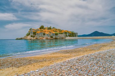Karadağ, Budva Körfezi, Sveti Stefan (St.Stephen) adası. Bir zamanlar bir balıkçı köyü şimdi ünlü bir turistik yer.