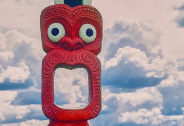 Waitangi, New Zeland - 12 Ocak 2003: Antik bir Maori Toplantı Evi 'nin oyulmuş ahşap tepesi