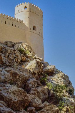 Umman Sultanı Nakhal, 17. yüzyıl güçlendirilmiş kalesinin bir kulesi.