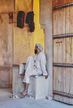 Sinaw, Umman Sultanı - 21 Mayıs 2015: 18. yüzyıl şatosunun girişinde bir muhafız