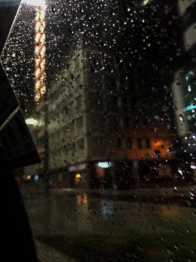 Cam pencereye yağmur damlaları düşer