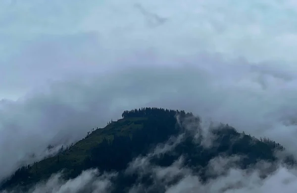 雲と霧に包まれた美しい風景 — ストック写真