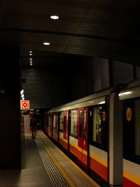 Поезда Метро Варшаве — стоковое фото