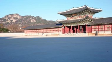 SEOUL, Güney Kore - 4 Aralık 2018: Seul Güney Kore 'deki Gyeongbokgung Sarayı ve trafiğinin zaman aşımı.