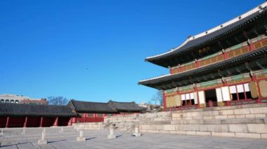 SEOUL, Güney Kore - 4 ARALIK 2018 Gyeongbokgung Sarayı ve Güney Kore trafiği.   