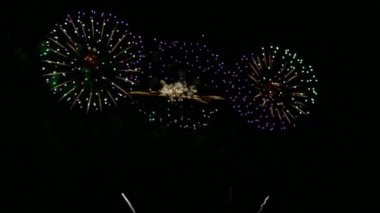 karanlık gece gökyüzünde parlayan havai fişek 4 k video 