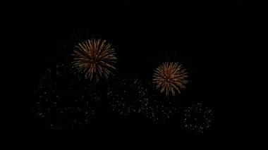 karanlık gece gökyüzünde parlayan havai fişek 4 k video 
