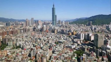 TAIPEI, TAIWAN - 29 Kasım 2018: 4K Taipei, Tayvan 'daki hızlandırılmış binalar silueti.