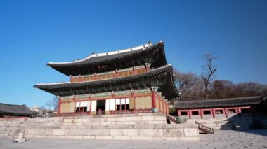 SEOUL, Güney Kore - 4 ARALIK 2018 Gyeongbokgung Sarayı ve Güney Kore trafiği.   