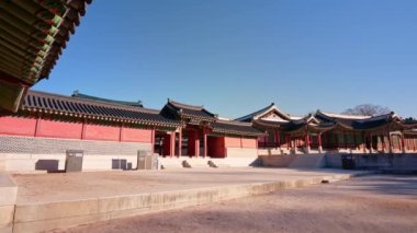 SEOUL, Güney Kore - 4 ARALIK 2018 Gyeongbokgung Sarayı ve Güney Kore trafiği. 