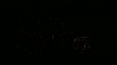 Gece karanlığında parlayan havai fişeklerin 4k videosu