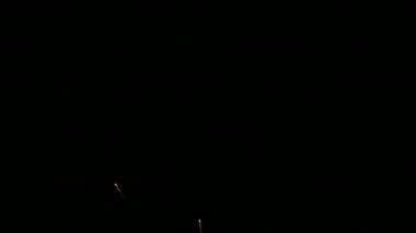 gece gökyüzünde güzel renkli havai fişek