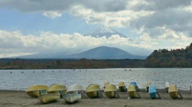 Japonya 'da Fuji Dağı ile gölün etrafında renkli bir sonbahar.