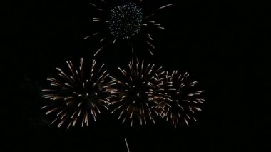 Gece gökyüzünde güzel havai fişekler 