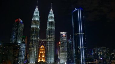 KUALA LUMPUR - 23 Ocak 2019: Petronas İkiz Kulelerinin Güzel Zaman hızlandırılmış Kuala Lumpur şehir silueti