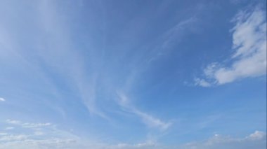 Zaman akıp gidiyor Gökyüzünde güzel bulutlar 