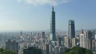 TAIPEI, TAIWAN - 29 Kasım 2018: 4K Taipei, Tayvan 'da gökdeleni.