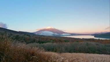 Japonya 'daki Fuji Dağı ile Renkli Sonbahar Yamanakako Gölü